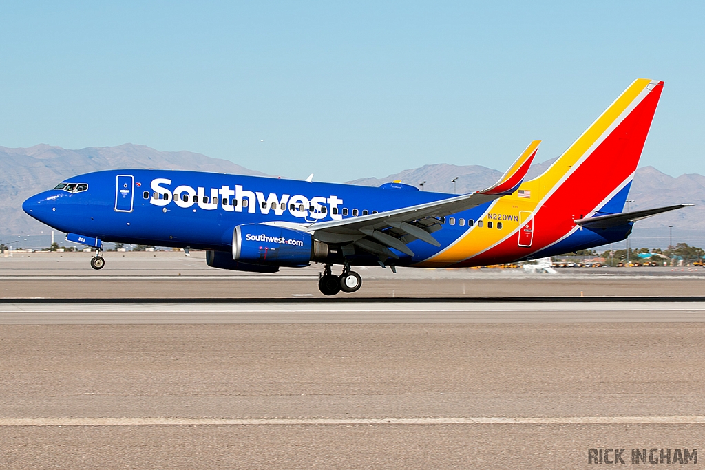 Boeing 737-7H4 - N220WN - Southwest Airlines