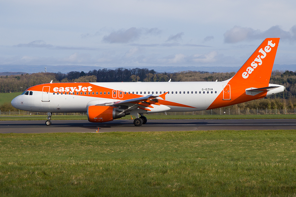 Airbus A320-214 - G-EZUA - EasyJet