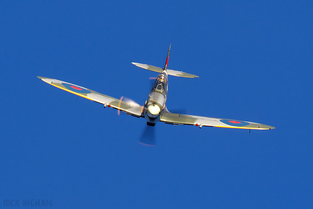 Supermarine Spitfire T9 - ML295 / G-CLXB - RAF
