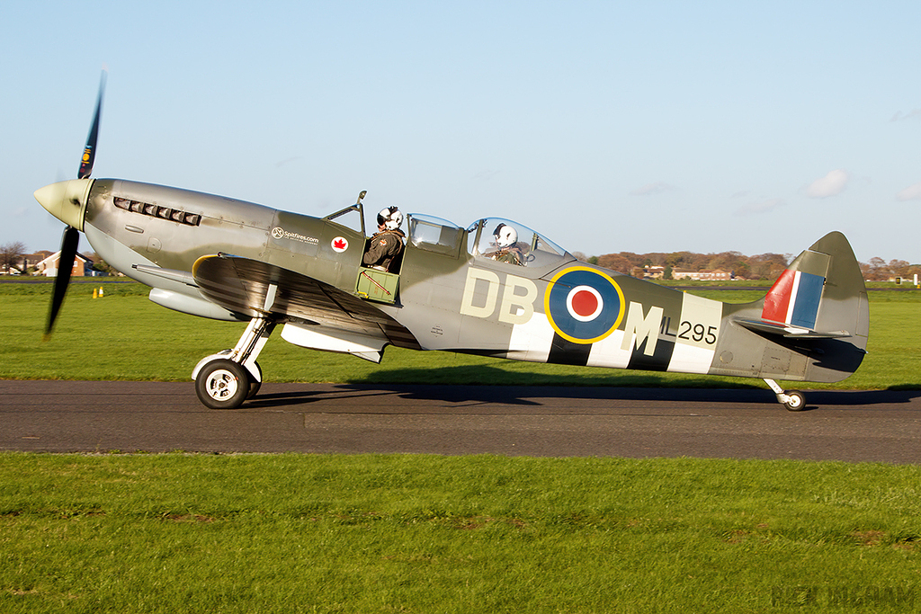 Supermarine Spitfire T9 - ML295 / G-CLXB - RAF