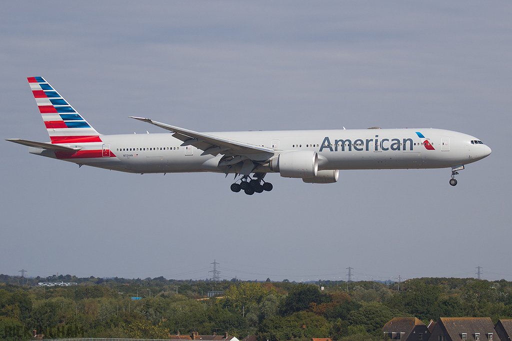 Boeing 777-323ER - N724AN - American Airlines
