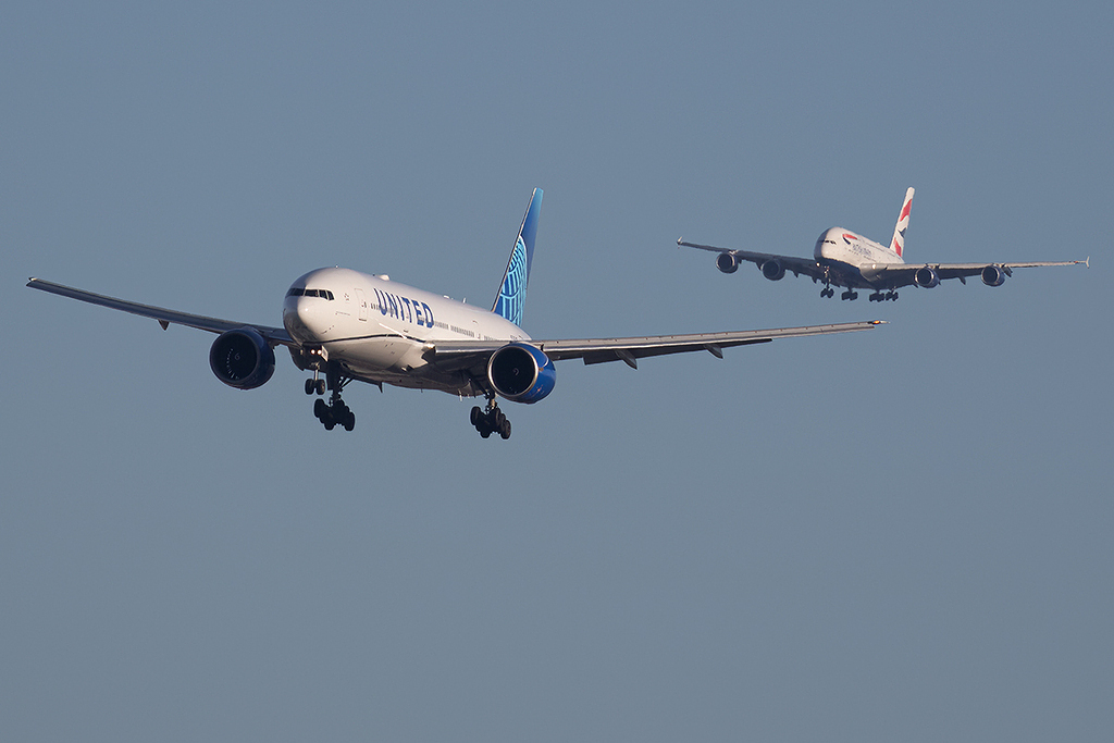 Boeing 777-224ER - N57016 - United Airlines