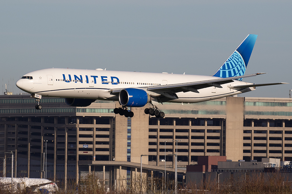 Boeing 777-224ER - N57016 - United Airlines