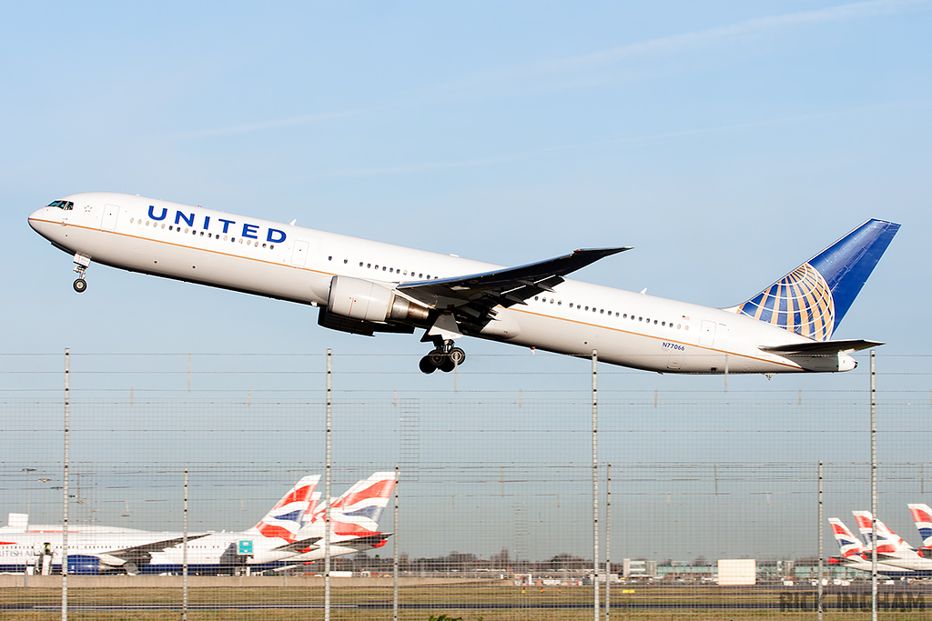 Boeing 767-424ER - N77066 - United Airlines