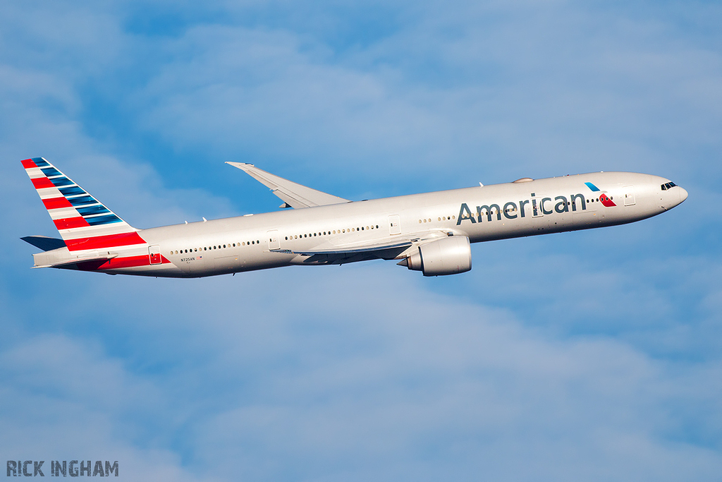Boeing 777-323ER - N725AN - American Airlines