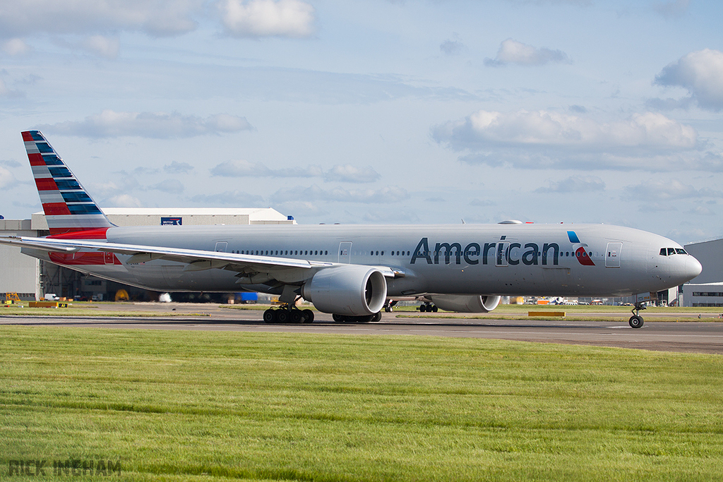 Boeing 777-323ER - N724AN - American Airlines