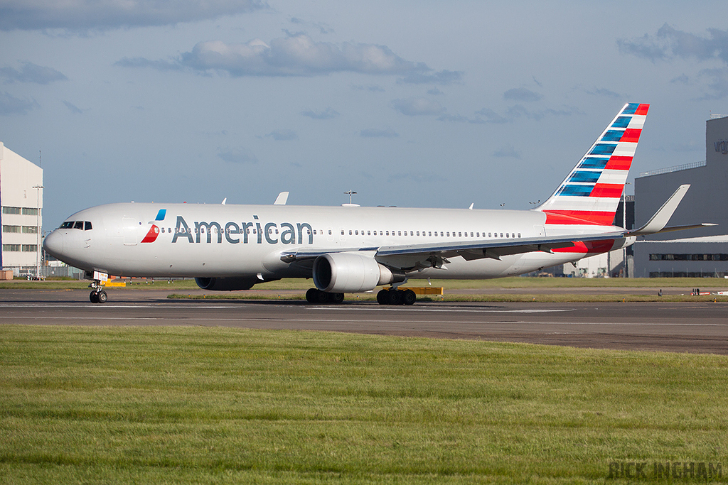 Boeing 767-323ER - N395AN - American Airlines