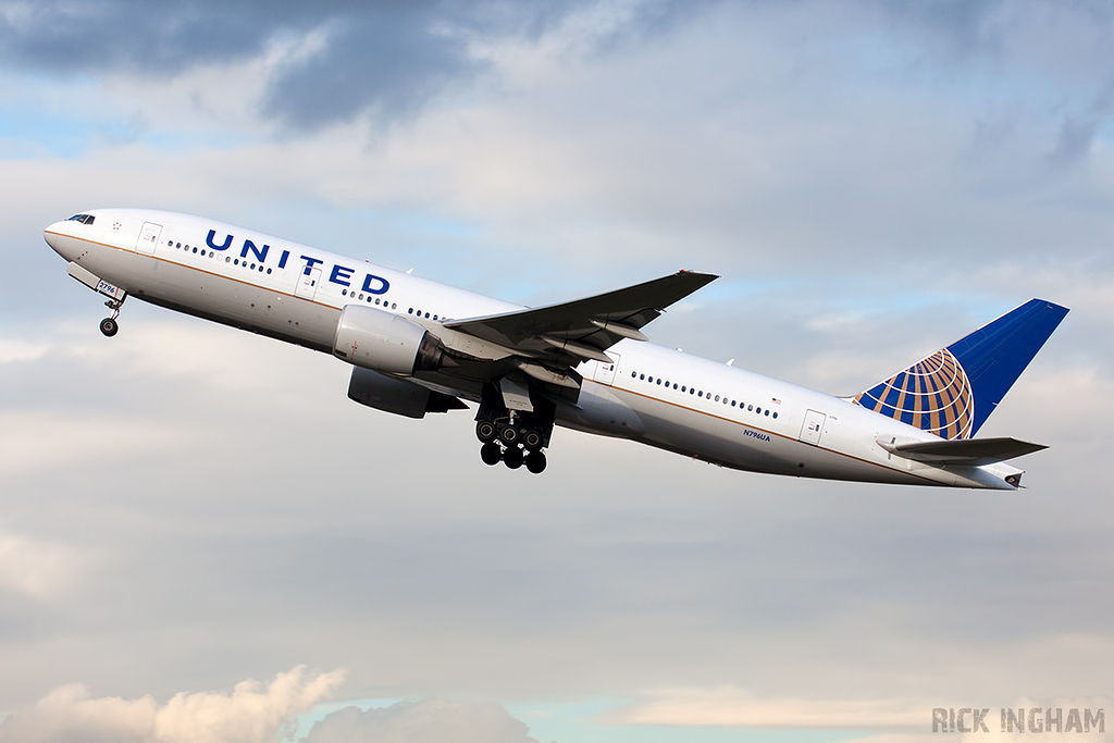 Boeing 777-222ER - N796UA - United Airlines