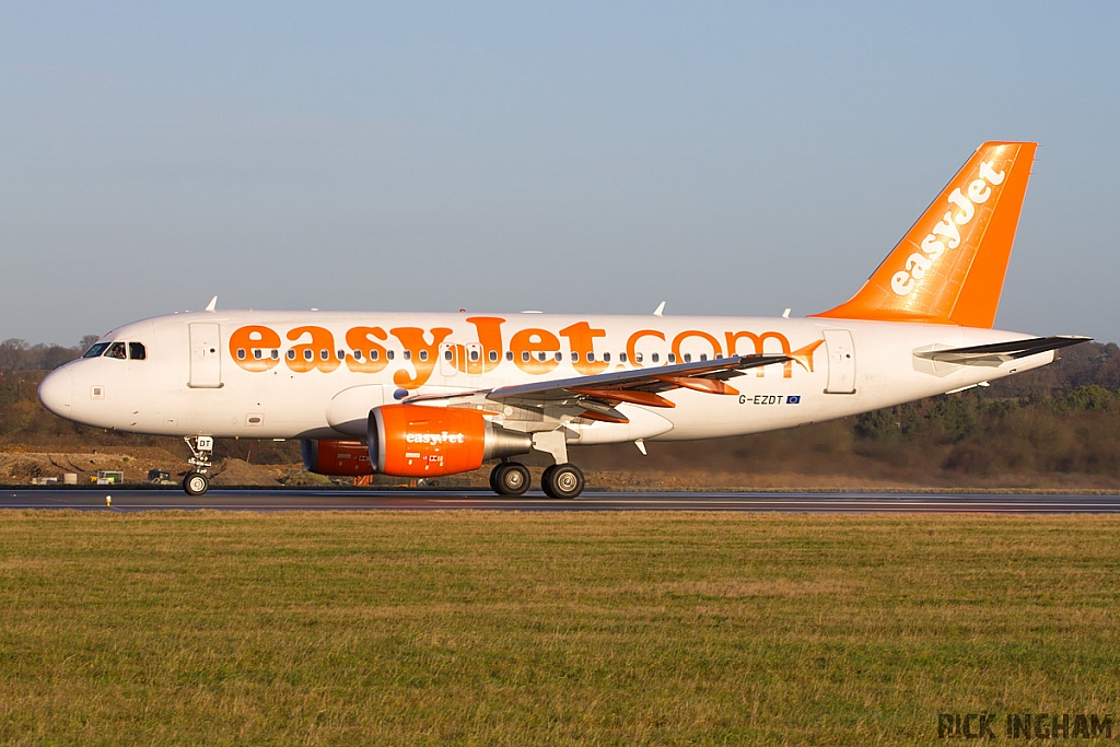 Airbus A320-214 - G-EZWT - EasyJet