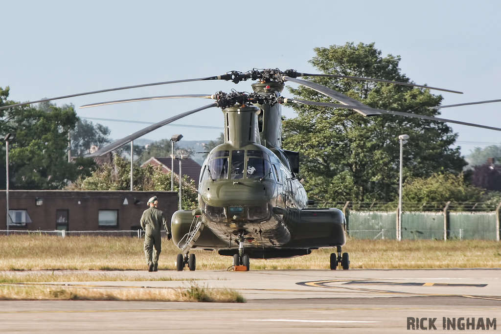 Boeing Vertol CH-46E Sea Knight - 157682/20 - US Marines