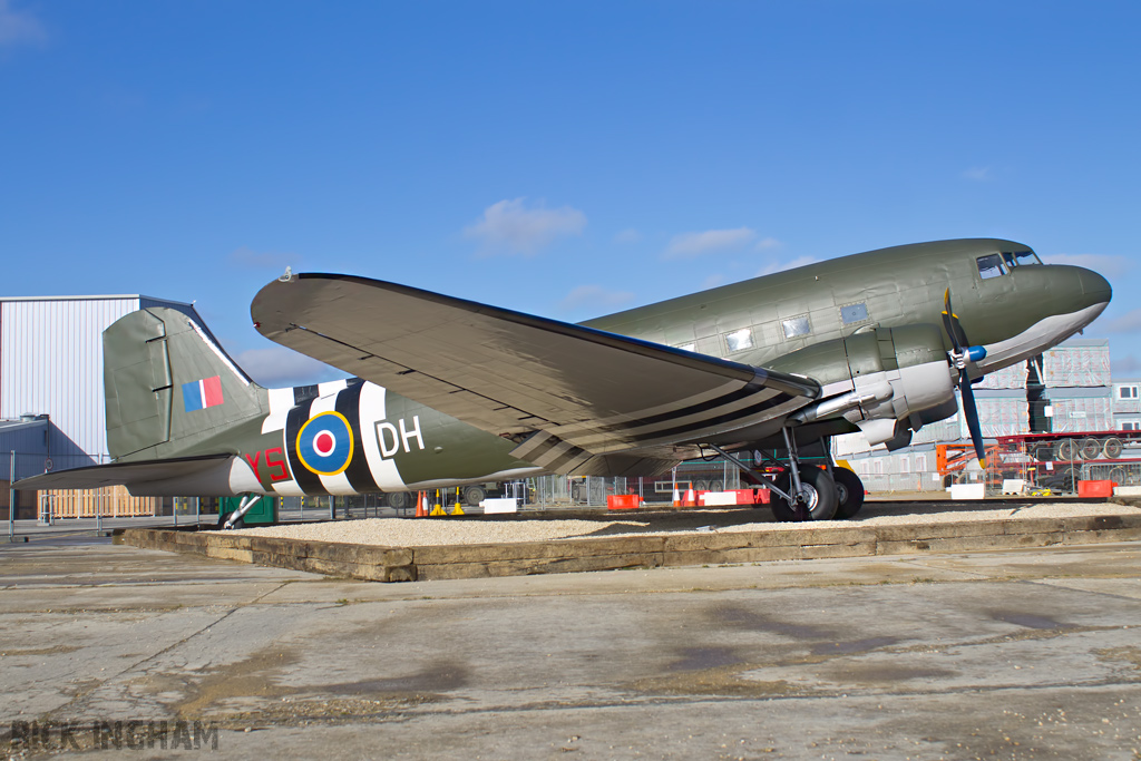 Douglas C-47B Dakota - G-AMPO / FZ626 - RAF