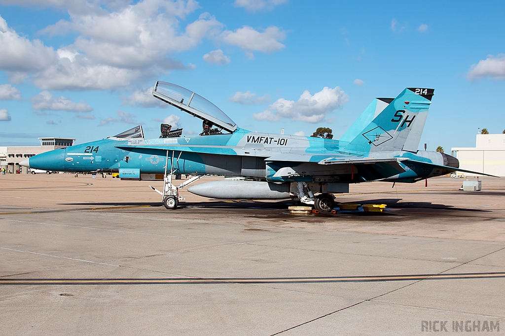 McDonnell Douglas F/A-18B Hornet - 162419/214 - USMC