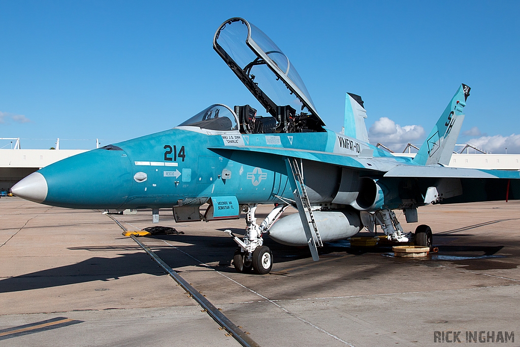 McDonnell Douglas F/A-18B Hornet - 162419/214 - USMC