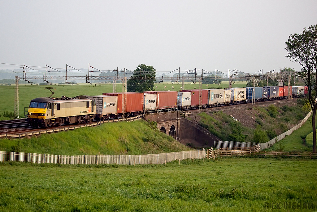 Class 90 - 90044 - Freightliner