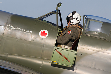 Supermarine Spitfire T9 - ML295 / G-CLXB - RAF
