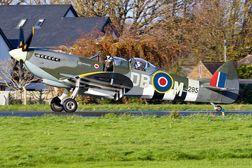 Supermarine Spitfire T9 - ML295 / G-CLXB - RAF