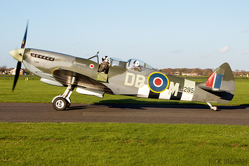Supermarine Spitfire T9 - ML295 / G-CLXB - RAF